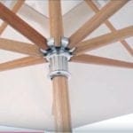 Cape Wood parasol opent met autolift systeem