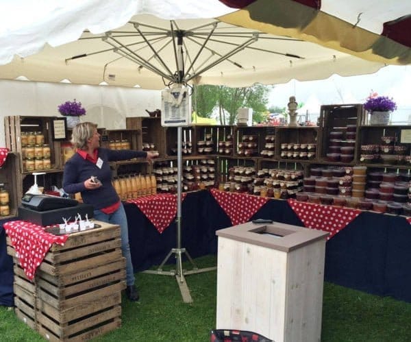 Symo marktparasol in kraam van Heidi en Koen Beirens