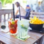 Cócteles en un bar temporal de verano