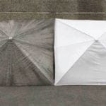 una sombrilla sucia junto a otra limpia