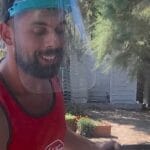 Camarero con mascarilla facial