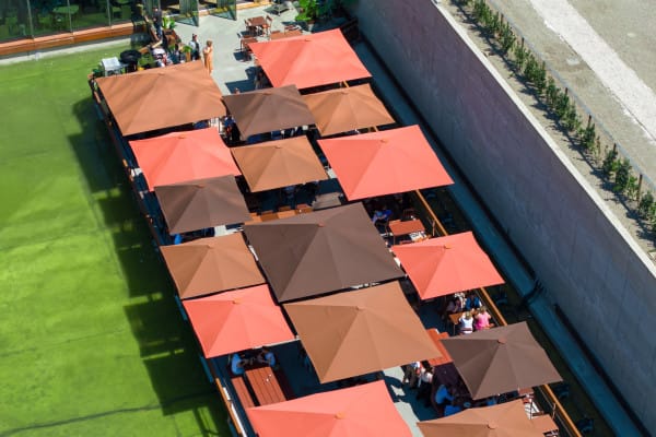 différentes tailles de parasols carrés sur une terrasse