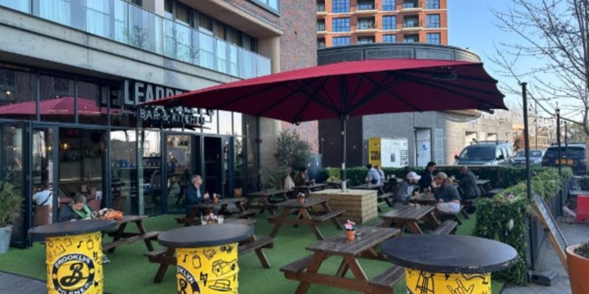 Rode Robusto parasol bij Leadbelly's Bar and Kitchen
